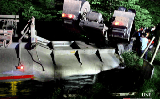 รถบรรทุกน้ำมันเสียหลักพลิกคว่ำ