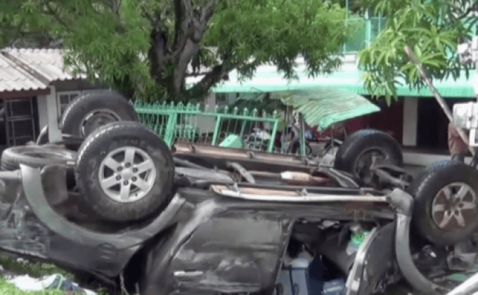 รถกระบะถูกชนพลิกคว่ำเด็กเสียชีวิต 1 คน