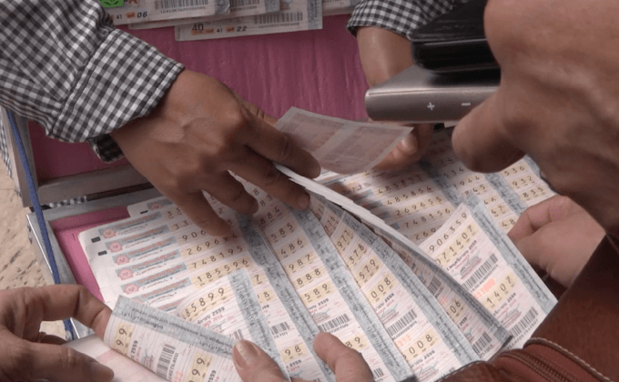 ชาวสุรินทร์ แห่ซื้อลอตเตอรี่เลขมงคล