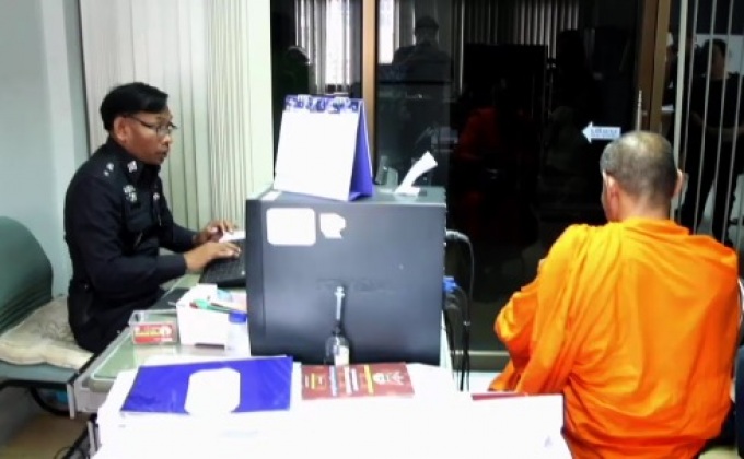 ดาบตำรวจเมาหนัก ตบศีรษะ-ถลกจีวรพระ