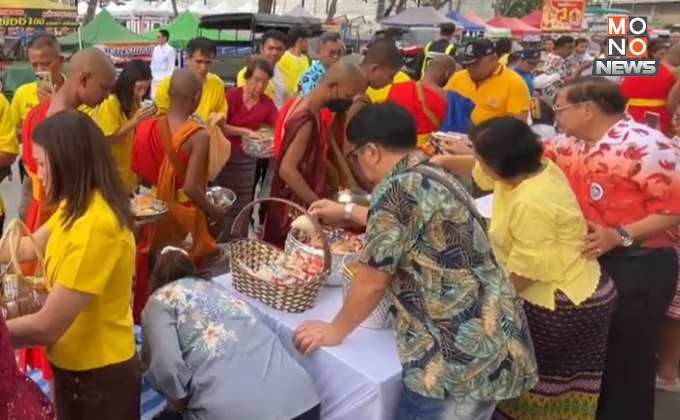 ขอนแก่นคึกคัก! ปชช. แห่ทำบุญตักบาตรเทศกาลวันสงกรานต์