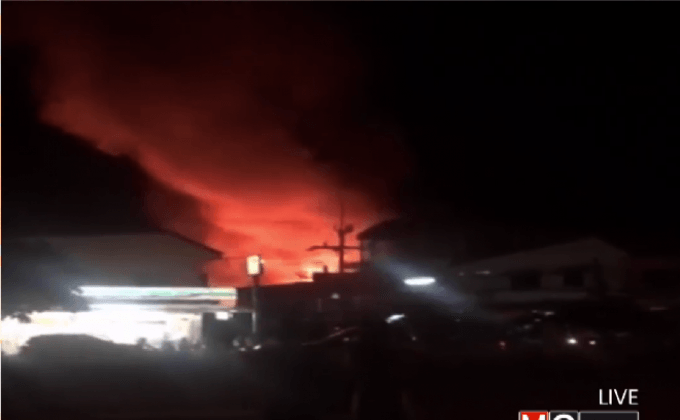 ไฟไหม้ตลาดสดโนนดินแดงวอดกว่า 15 หลังคา