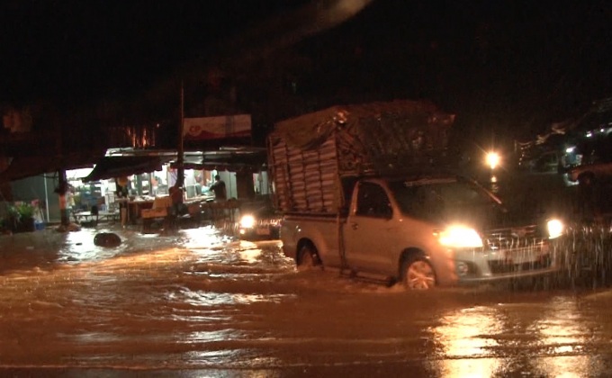 เร่งอพยพหนีน้ำป่าหลากท่วม 4 หมู่บ้าน จ.จันทบุรี