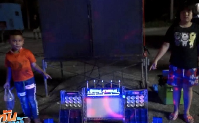 สุดแปลก! งานบุญวัดดัง ฉายหนังจอเล็กสุดในโลก