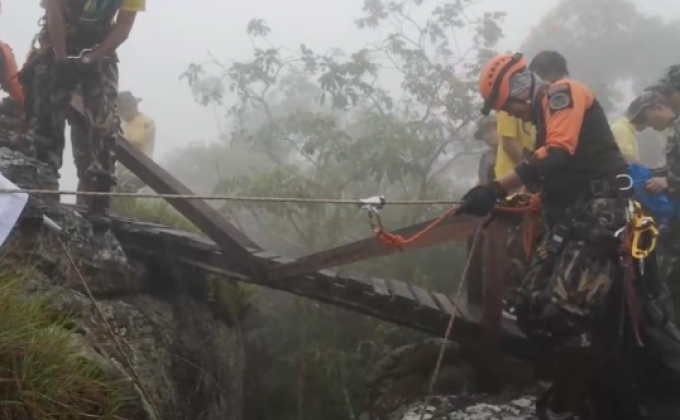 โรยตัวเก็บขยะบนหน้าผา จ.พิษณุโลก