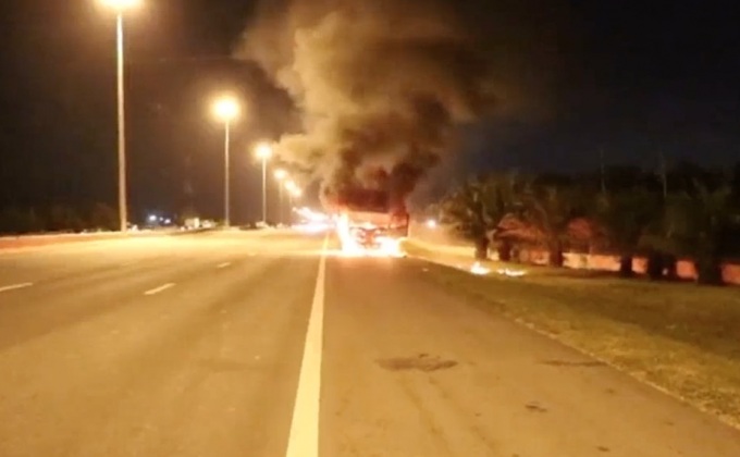 ไฟไหม้รถบรรทุกเม็ดพลาสติก จ.ฉะเชิงเทรา