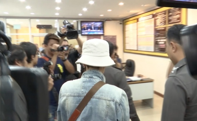 “ดีเจอ้อนน้อย” หลบนักข่าวเข้ามอบตัว