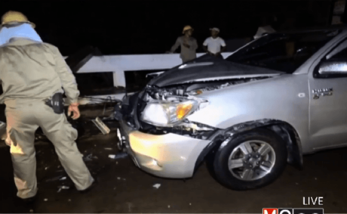 ฝนตกหนักเสาไฟฟ้าล้มทับรถยนต์ จ.นนทบุรี