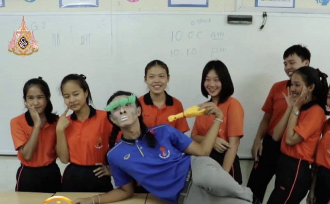 นักเรียนฮือฮา ครูแต่งเป็นแอนนาเบลล์สอนภาษาอังกฤษ