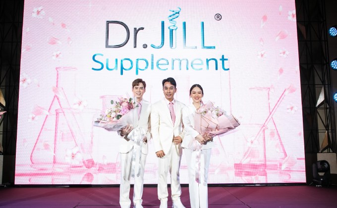 ผู้บริหารแบรนด์ดัง Dr.JiLL มอบช่อดอกไม้ต้อนรับ คู่รัก บีม-ออย พรีเซนเตอร์ JIL WINK