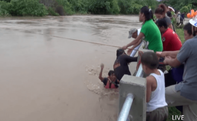 กู้ภัยช่วยชาวบ้านติดน้ำป่าที่เพชรบูรณ์