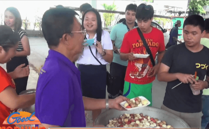 ชาวเชียงใหม่แห่กินฟรีลูกชิ้นในตำนาน 259 กก.