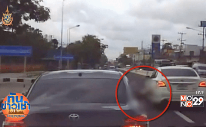 โชว์กร่างบนถนน ขับปาดหน้า-ชักปืนขู่