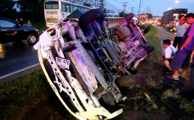 รถกระบะพุ่งชนรถพยาบาลเจ็บ 4 คน