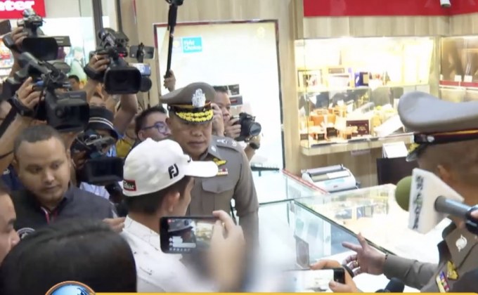 คุมตัวผู้ต้องหาทำแผนจี้ร้านทองออโรร่า