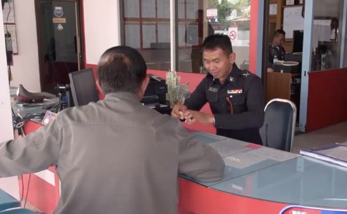 สั่งย้ายตำรวจชักปืนขู่คนขับสิบล้อ