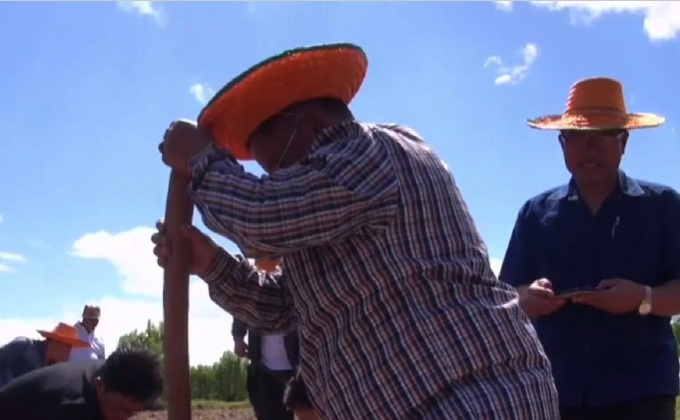 เฮฮา ผู้ว่าฯ เมืองร้อยเอ็ด ลุยโคลนปลูกถั่ว จับปลา 