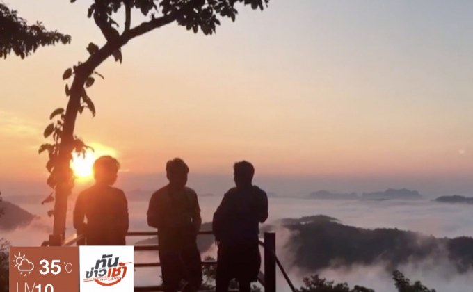 นักท่องเที่ยวชมพระอาทิตย์ขึ้นที่ภูบ่อบิด จ.เลย