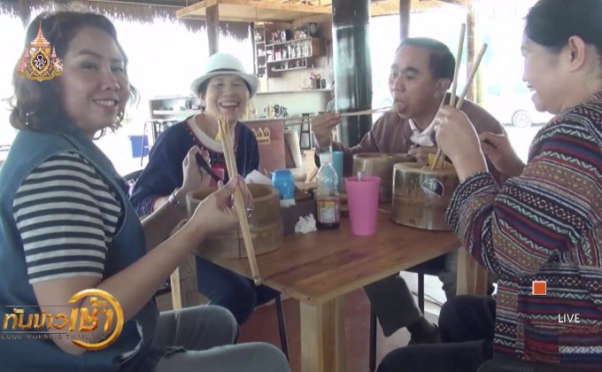 ก๋วยเตี๋ยวไผ่ยักษ์สร้างสีสัน ดึงดูดลูกค้า จ.น่าน