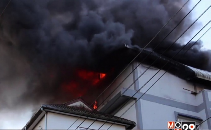 ไฟไหม้โกดั​งผ้าท่าขี้เหล็ก