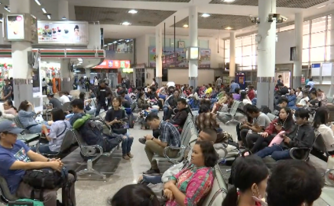 ประชาชนทยอยเดินทางออกต่างจังหวัด