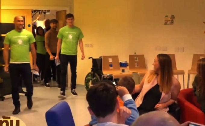 แข้งเรือใบสีฟ้าฉลองคริสต์มาสที่โรงพยาบาลเด็ก