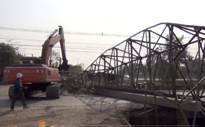 ปั้นจั่นก่อสร้างสะพานจ.สระบุรี ล้มคนงานเจ็บสาหัส 1 คน