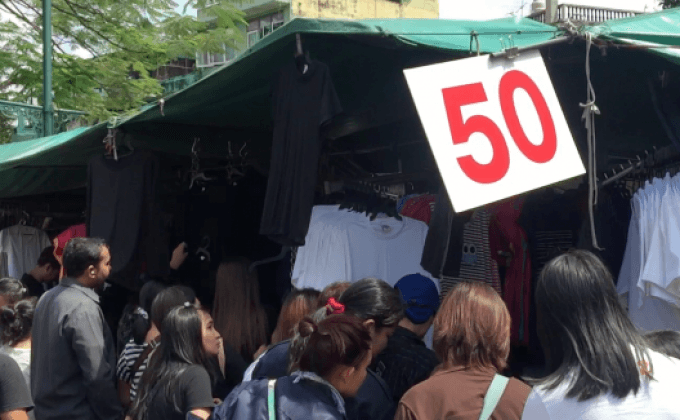 บรรยากาศประชาชนหาซื้อเสื้อดำ