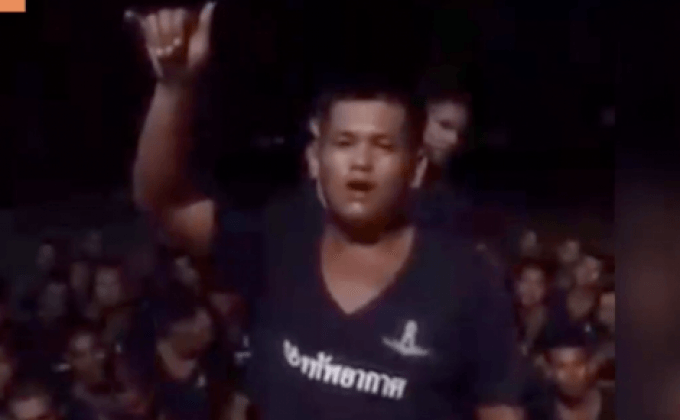 ทหารใหม่โชว์ร้องเพลงขั้นเทพ