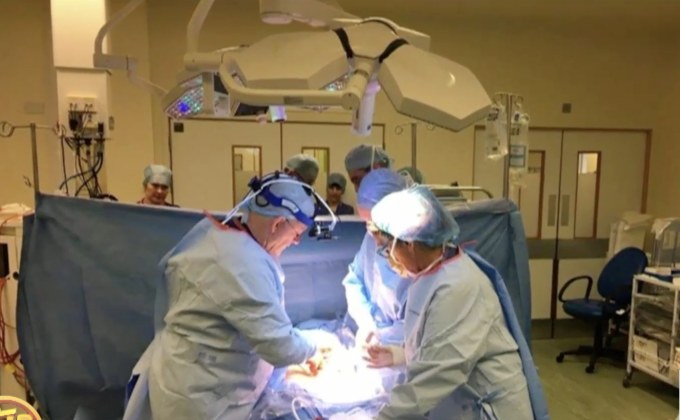 แพทย์อังกฤษช่วยทารกหัวใจอยู่นอกร่างกาย