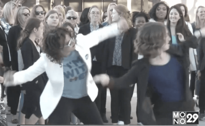 ผู้สนับสนุน “คลินตัน” แต่ง “สูทกางเกง” เต้นแฟลชม็อบ