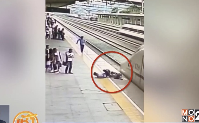 เจ้าหน้าที่ช่วยชีวิตสาวจีนหวังกระโดดให้รถไฟทับ