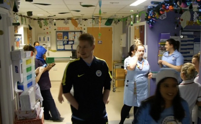 แข้งเรือใบสีฟ้ามอบของขวัญให้เด็กที่โรงพยาบาล