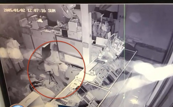 ปีนหลังคาโรยตัวขโมยโทรศัพท์มือถือกว่า 3 แสน