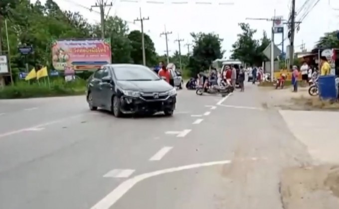 รถเก๋งออกจากซอยชน จยย.ทางตรง บาดเจ็บ 2 ราย