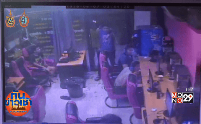 ดุเดือด! กลุ่มวัยรุ่นถีบประตูกระจกร้านเกม บุกไล่แทงคู่อริ