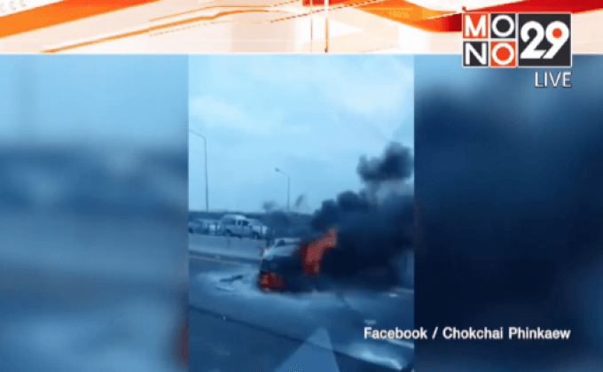 รถยนต์ชนกระบะไฟลุกท่วมคัน
