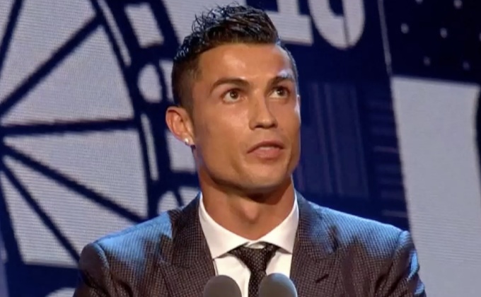 “โรนัลโด้” ซิวแข้งยอดเยี่ยมฟีฟ่าอะวอร์ดส 2 ปีซ้อน