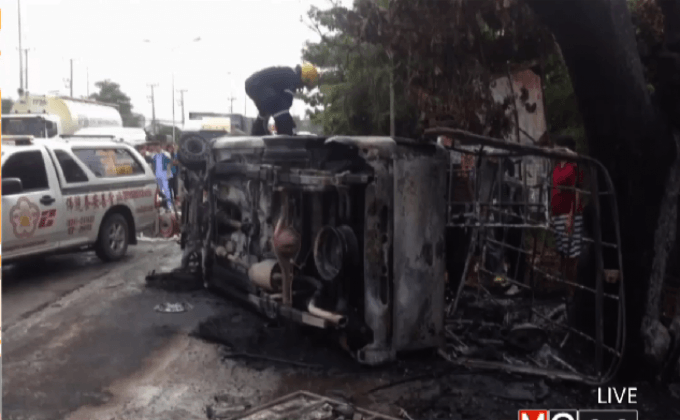 รถกระบะพลิกคว่ำไฟคลอก 3 ศพ