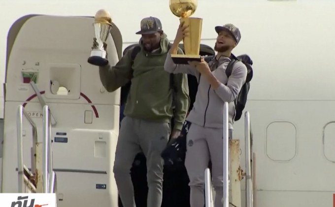 “เคอร์รี” นำนักรบหอบแชมป์ NBA กลับถึงบ้าน