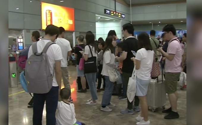 ชาวจีนเดินทางคึกคักรับหยุดยาววันแรงงาน