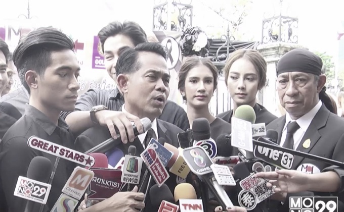 ทัพศิลปินดาราร่วมใจปลูกดาวเรือง ถวายแด่ในหลวง ร.9 