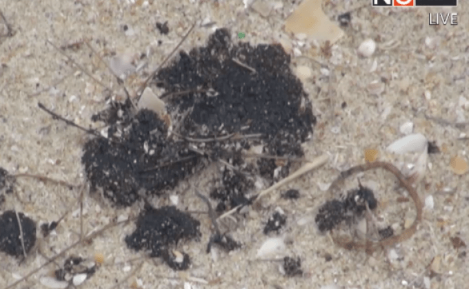 เรียกร้องตรวจสอบก้อนน้ำมันชายหาด จ.สงขลา