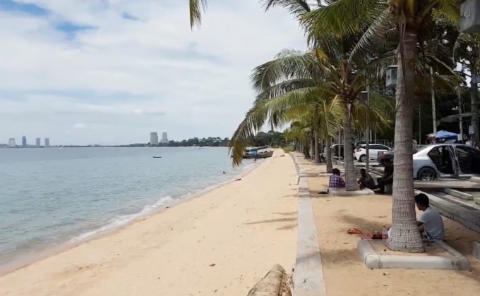 เร่งแก้ปัญหาร้านค้าให้ พนง.ยืนโบกรถ ริมชายหาดบางเสร่