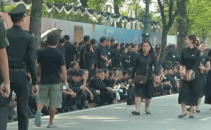 ประชาชนทยอยเดินทางเข้าสักการะพระบรมศพ