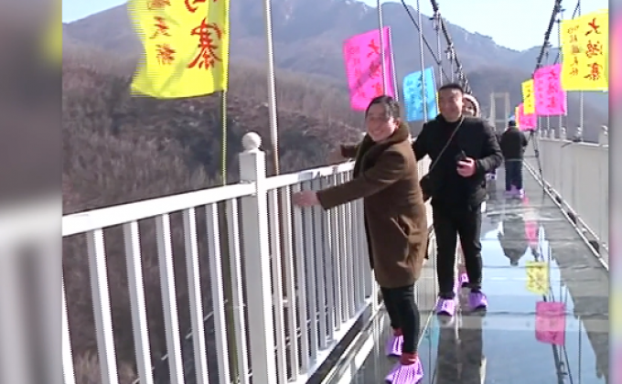 นักท่องเที่ยวแห่ชมสะพานกระจกแห่งใหม่ในจีน