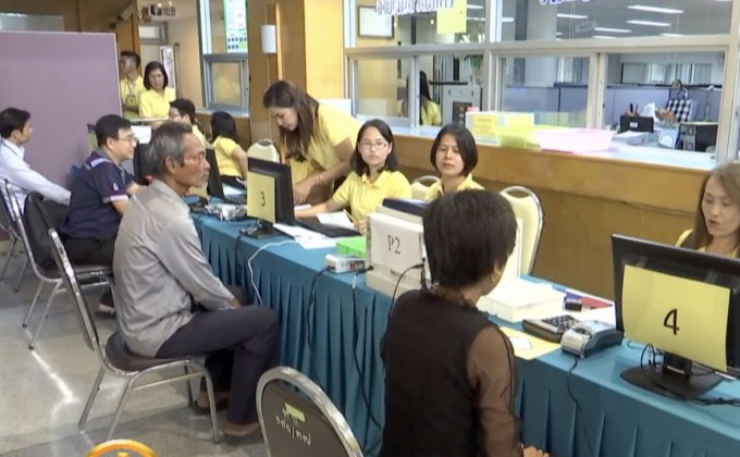 จองเหรียญพระราชพิธีบรมราชาภิเษกวันแรก 121 ล้าน