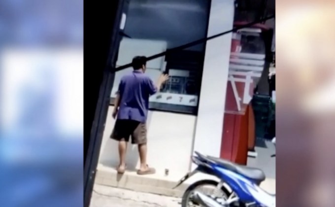 ชาวบ้านผวา! ชายป้ายน้ำลายกระจกร้านสะดวกซื้อ