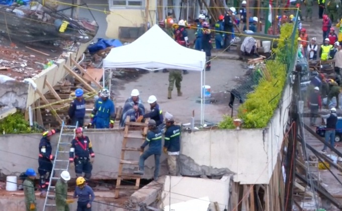 เม็กซิโกช่วยเหลือเด็กหญิงวัย 12 ปีที่ติดใต้ซากอาคาร