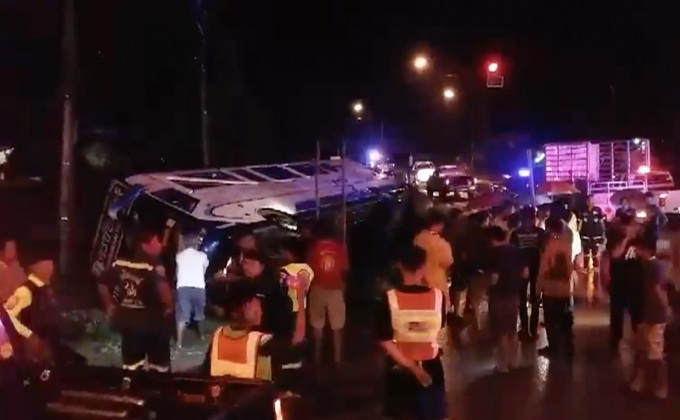 รถทัวร์โคราช-เชียงใหม่ ตกถนนเจ็บหลายราย